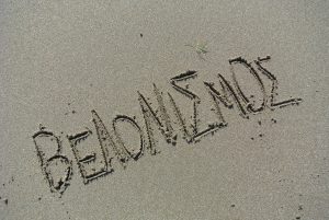 Η λέξη βελονισμός, γραμμένη στην άμμο Βελονισμός Θεσσαλονίκη Καλαμαριά